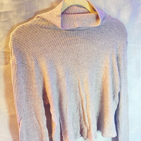 Gray Turtleneck Crop Top - Picture 3 of 5